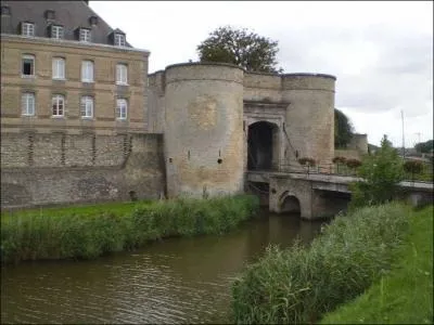 Comment se traduit la  douve , ce large foss rempli d'eau qui entoure un chteau, en anglais ?
