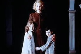 Grace, duque seule ses deux enfants, Atteints d'un mal trange, Anne et Nicholas ne doivent en aucun cas tre exposs  la lumire du jour. Ils vivent donc reclus dans un manoir obscur, tous rideaux tirs.