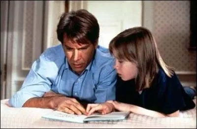 Avocat brillant, rput pour son intransigeance. Un soir tout bascule : il tombe sous les balles d'un malfaiteur. Il est grivement bless et sa vie de rves est brise.