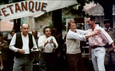 Lucien, 14 ans, ne comprend pas pourquoi son pre, un instituteur srieux et respect, se ridiculise, dans un numro de clown amateur. Un jour, le meilleur ami de son pre, lui dvoile l'origine de cette vocation.