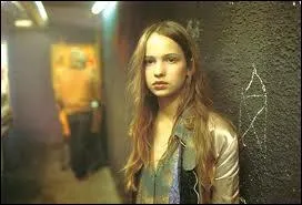 Ce film, inspir d'un rcit autobiographique, raconte les dboires et les problmes familiaux d'une jeune adolescente drogue et de ses amis dans le Berlin de la fin des annes 1970.