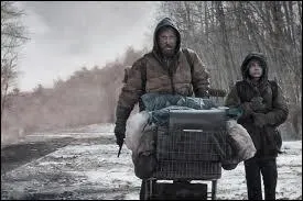  la suite d'une apocalypse de nature indtermine, un homme part avec son jeune fils et traverse un territoire ravag, pour atteindre la mer en direction du sud.