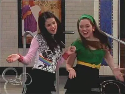 De quel chapeau Alex et Harper se moquent-elles ?