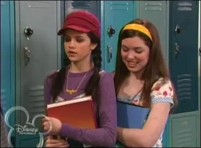 Avec qui Harper et Alex parlent-elles dans cette scène ?