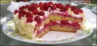 Gteau fabriqu  base de gnoise, crme et framboises :