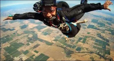 Bien sr qu'il peut faire de la chute libre avec son matre, mais qui est-il ?