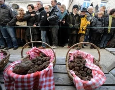 Dans quelle commune du Lot se tient un grand march aux truffes ?