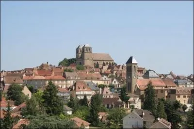 Quelle ville est construite sur une colline dominant le pays environnant, la Bouriane o vous serez en admiration devant l'glise Saint-Pierre renfermant un trs riche mobilier ?