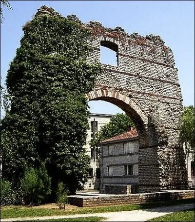 A Cahors, quel nom est donn  l'entre des thermes gallo-romains ?