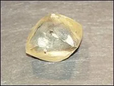 Pays du sud-ouest de l'Afrique, limitrophe de la Rpublique dmocratique du Congo, la Rpublique du Congo, la Namibie et la Zambie, qui extrait des diamants jaunes de ses mines.