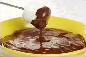 Que trempe-t-on dans la fondue au chocolat ?