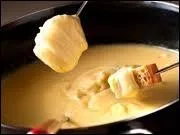 Qu'est-ce qu'une fondue  moiti�-moiti� , typique fondue suisse ?