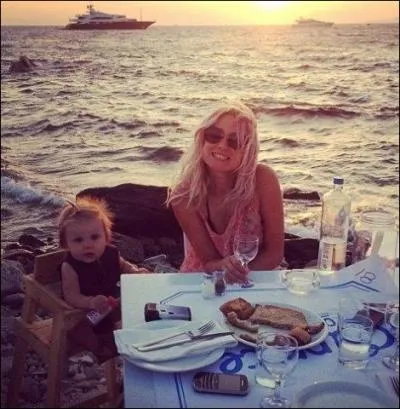 Le bb de leur maquilleuse s'appelle... .