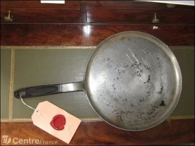 Le médecin légiste notifia dans son rapport : mort provoquée par des coups contondants. De quel verbe provient cet adjectif verbal ?