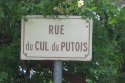 Qui n'est pas convenable, pas adapté aux circonstances.