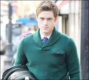 Comment s'appelle le cousin de Nate qui est sorti avec Serena alors qu'il tait mari ?