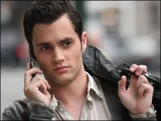 Dans la saison 6 il a du avouer  tous ses amis que pendant 6 ans c'est lui qui se cachait derrire Gossip Girl, mais qui est-il ?