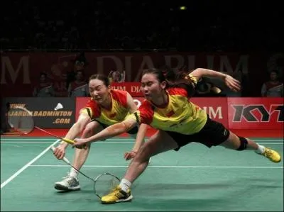 En combien de points se dispute une manche au badminton ?