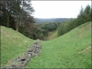 Ce mur d'Hadrien fut doubl par un mur difi quelques annes plus tard pour le renforcer. Il s'agit du mur :