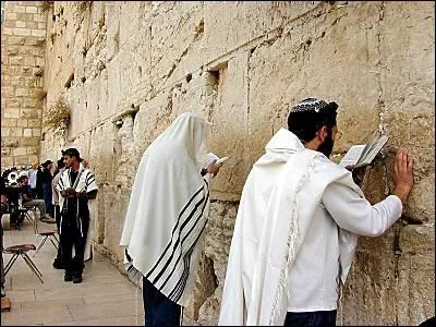 A Jrusalem le Mur des Lamentations est considr comme lieu saint par les juifs qui viennent y prier. Quel autre nom lui donne-t-on ?