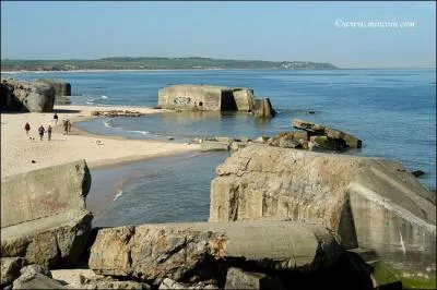 Construit par les Allemands pendant la Seconde Guerre mondiale, le mur de l'Atlantique tait cens empcher le dbarquement des troupes allies. Il s'tendait. .