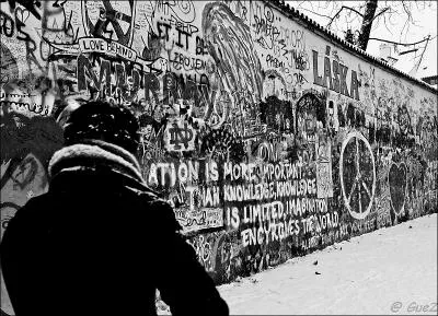 Dans quelle capitale europenne, clbre pour son pont Charles, peut-on voir le mur Lennon, mmorial rig en honneur du Beatles assassin ?