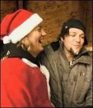 Quelles guests habitues de Viva la Bam dbarquent dans le train  destination de Tempere ?