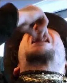 Ils apportent avec eux des prsents quelque peu... rpugnants. Qu'est-ce que Novak gobe tout cru ?