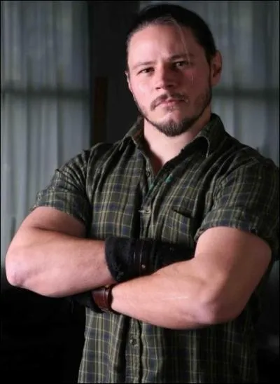 Qu'est-ce que Bam fait insidieusement  Joe Frantz pendant qu'il dort tranquillement dans la neige ?