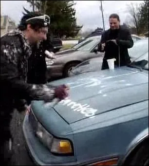 Bam adore brutaliser les voitures de ses proches... Que fait-il subir  celle de Novak dans ce film ?