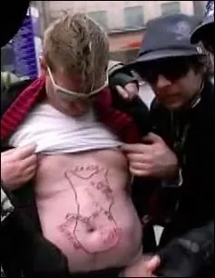 Qu'est-ce que Mark Hanna se fait tatouer sur le ventre ?