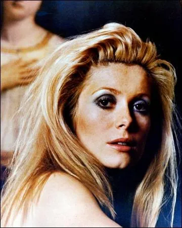 De nuit, c'est la belle Charity (Shirley MacLaine), de jour c'est la belle Rgine (Catherine Deneuve), c'est  dire ?