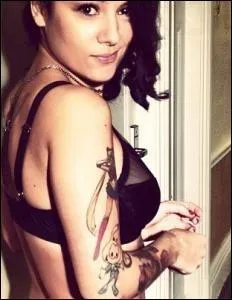 Alize a des tatouages trs niais (et franchement pas trs jolis) sur le bras. Lesquels ?