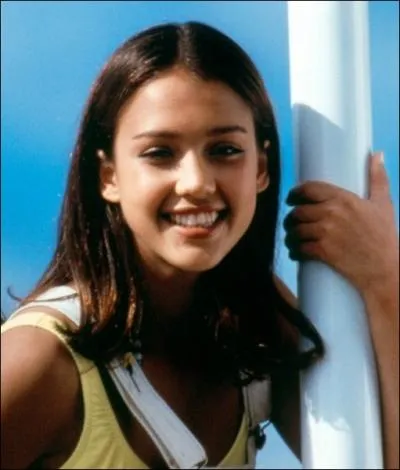 Jessica Alba, au tout dbut de sa carrire, a ctoy un animal clbre dans une srie tlvise. Lequel ?