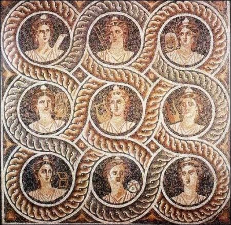 Voici une mosaïque ancienne présentant les neuf Muses. On évoque donc ici les Beaux... ?