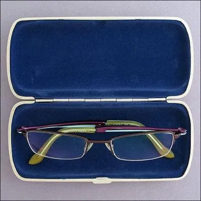 Comment se traduit un  �tui � lunettes  en anglais ?