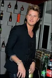 Quel candidat adore dchirer son tee-shirt en bote de nuit ?