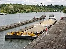 Ce bateau  fond plat et non motoris porte un nom qui, si vous y ajoutez une lettre permet d'crire celui de la capitale de la Croatie. Quelle est la lettre en plus ?