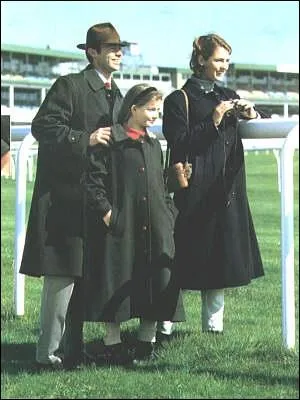 Le nom au pluriel de ce manteau en tissu feutr auquel vous ajouterez une lettre vous donnera le nom de la capitale de l'Angleterre. Il faut ajouter un :