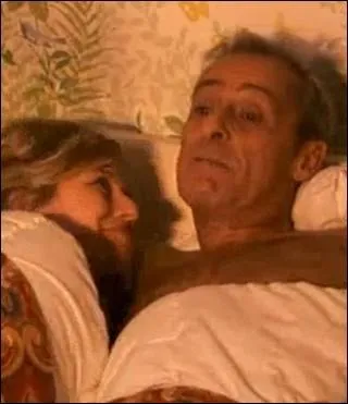 Le sitcom  Les Myst�res de l'amour  fait scandale car une sc�ne montre M. Girard, le p�re d�vou� de Justine dans ��Premiers baisers��, dans un lit avec :