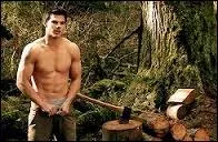 Que montre Jacob  Charlie pour que les Cullen ne partent pas ?