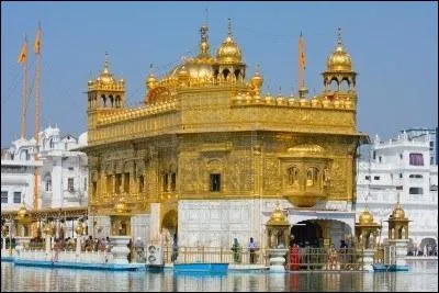 Comment se nomment les membres d'une religion monothiste indienne ?