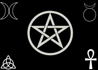 Ce mouvement est mêlé de druidisme, de chamanisme et de mythologie celtique. Ses adeptes auraient été accusés de sorcellerie car ils adorent un Dieu cornu et une Grande Déesse et usent de la magie.