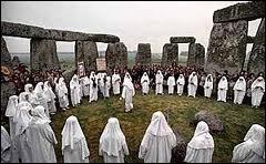 À quelle occasion, aujourd'hui encore, les adeptes du druidisme se réunissent sur le site mégalithique de Stonehenge ?