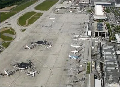 Quelle ville est desservie par l'aroport de Cointrin ?