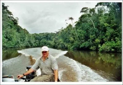 Il est incollable sur la faune en gnral et de la Guyane en particulier. Il n'a pas d'avatar, mais il se verrait bien  la place du gars sur la photo.  quel auteur cet avatar vous fait-il penser ?