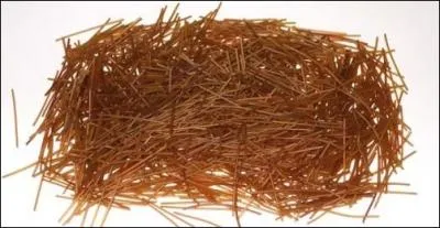 C'est un explosif souvent appel poudre sans fume, avec l'apparence d'un plastique jauntre  brun et trs peu soluble dans l'eau, il s'agit donc...