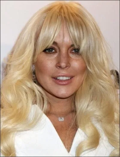 Cette jeune artiste a un peu trop abus de la chirurgie esthtique ! Qui est-ce ?