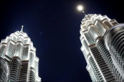 Nous sommes siamoises plus que jumelles. Sur quelle capitale reposons-nous ?