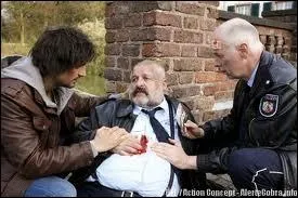 Qui sont les deux policiers assis prs de Ben ?